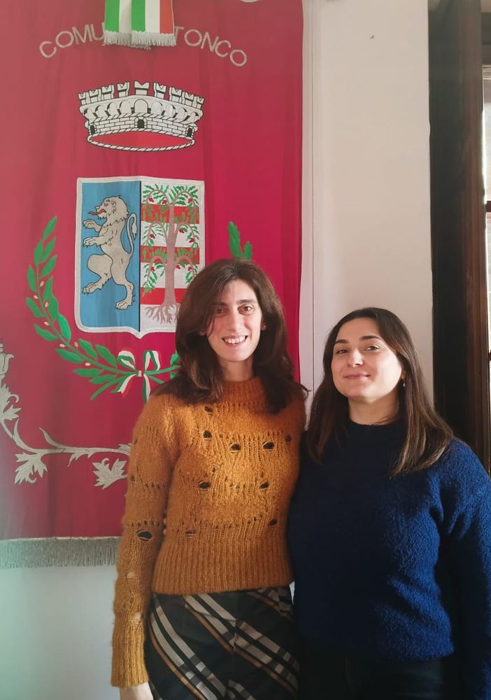 La vicesindaca con la volontaria selezionata