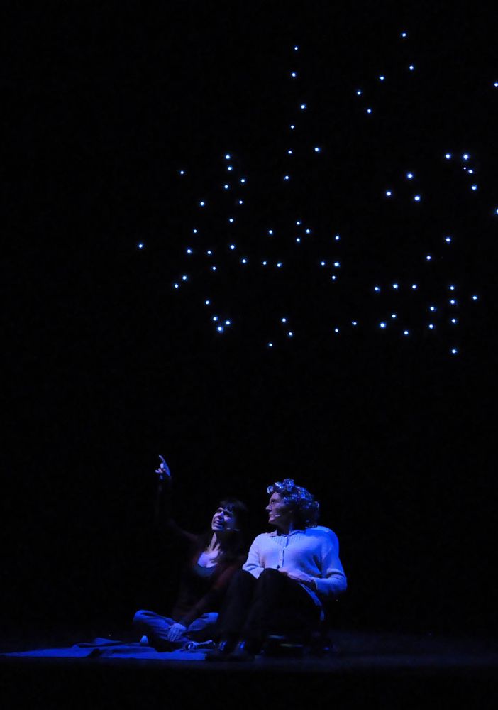 Una scena dello spettacolo teatrale &quot;Siamo fatti di stelle&quot;
