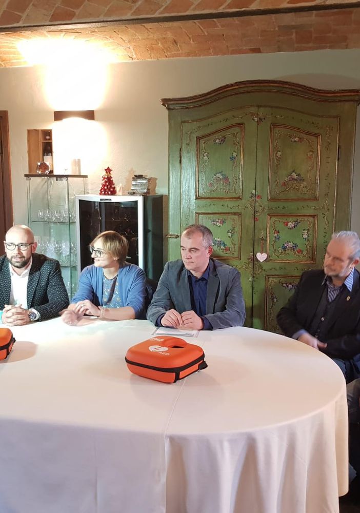 La consegna dei defibrillatori ai due sindaci