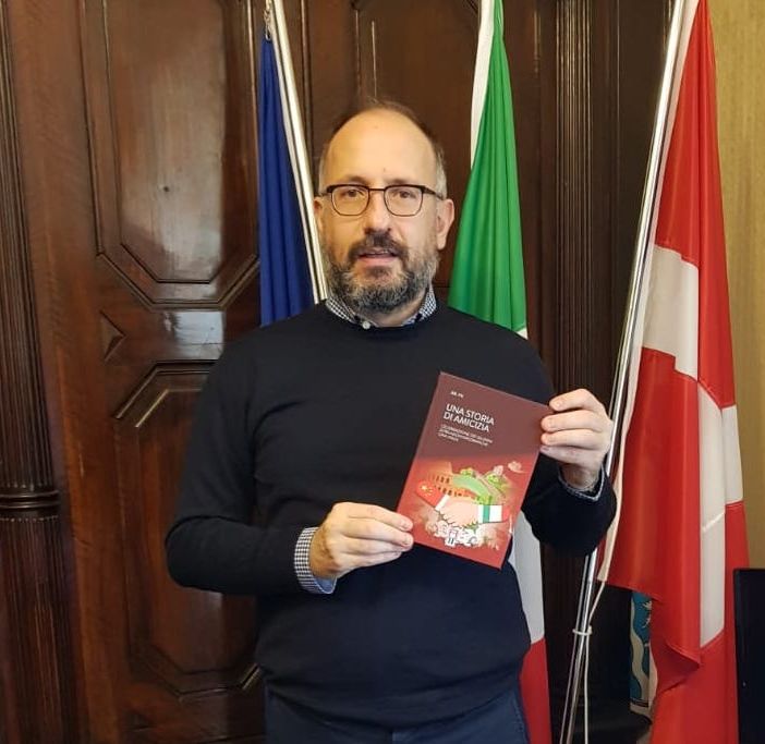 Anche il saluto del sindaco Rasero nel libro &quot;Una storia di amicizia&quot;, per il 50esimo anniversario di relazioni diplomatiche Cina-Italia