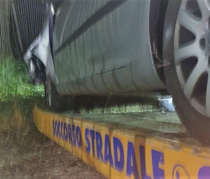 Incidente mortale a Villanova d'Asti. Imprenditore perde il controllo dell'auto e si schianta contro la cancellata del Mulino del Casale