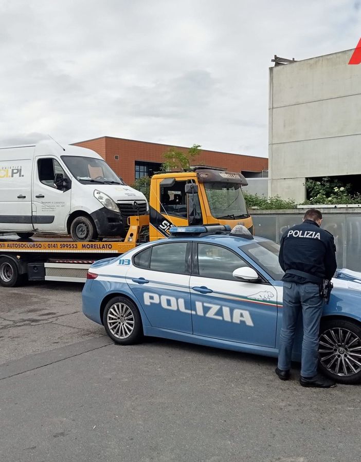 Asti: spaccata con una benna a danno del punto vendita Action di corso Alessandria