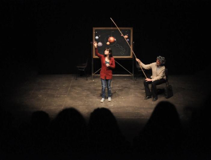 Un'immagine di scena tratta da una precedente rappresentazione dello spettacolo dedicato a Margherita Hack