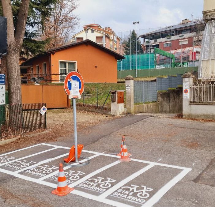 Le immagini che documentano il punto di bike sharing davanti al passo carraio