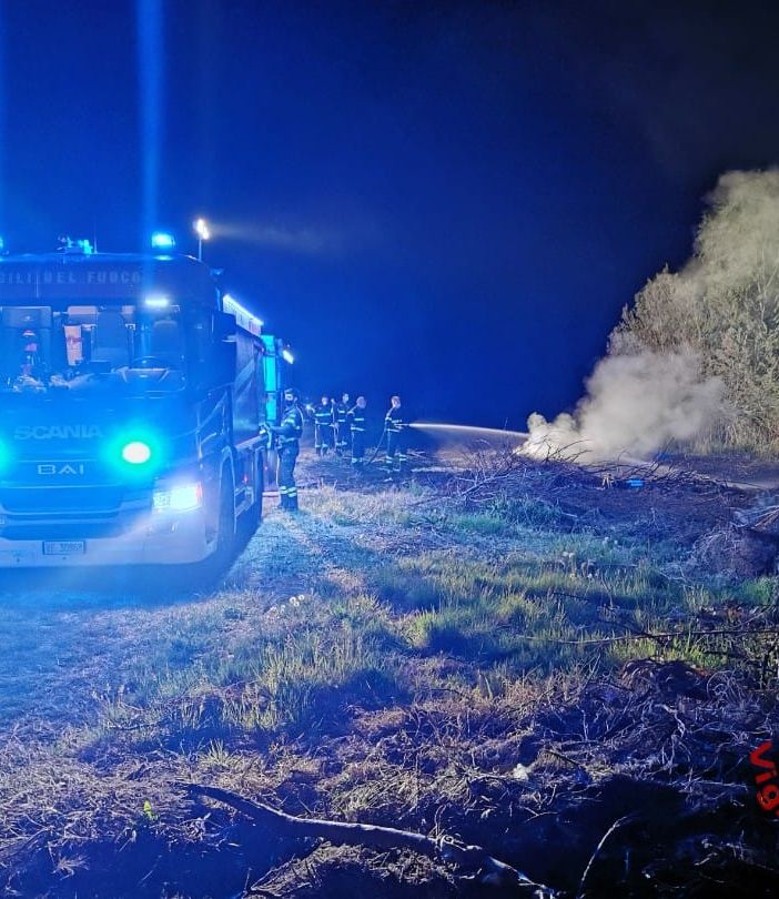 Vasto incendio sterpaglie tiene impegnati i vigili del fuoco per tre ore