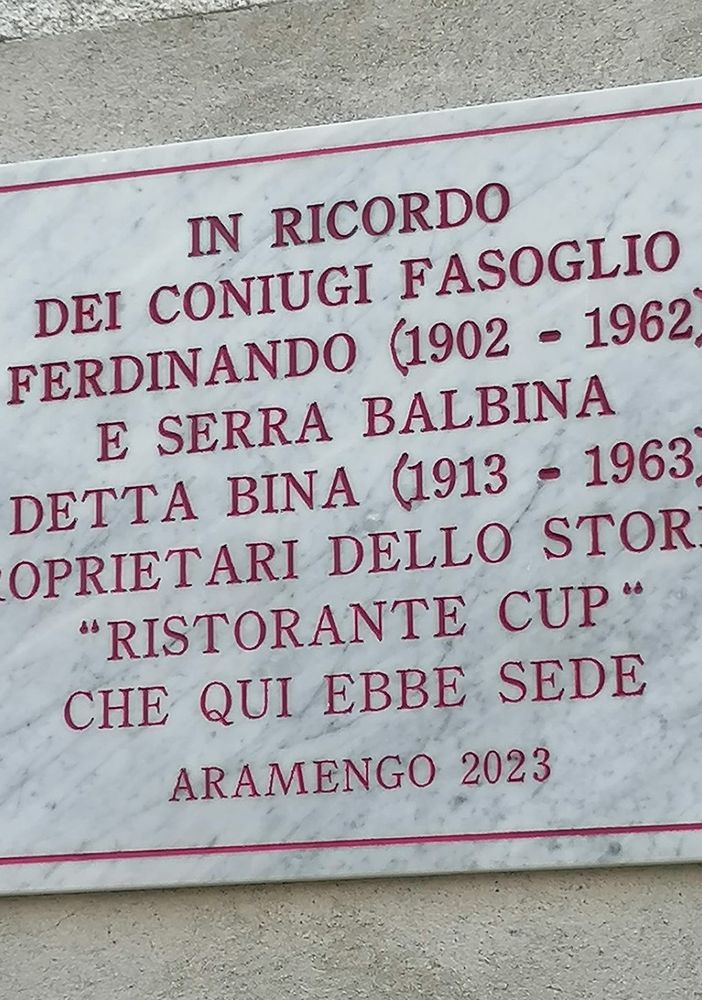 La targa in ricordo dei gestori dello storico ristorante
