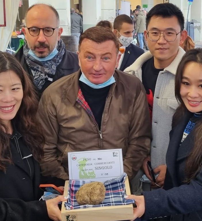 Foto tratta dal profilo Facebook del sindaco di Asti Rasero