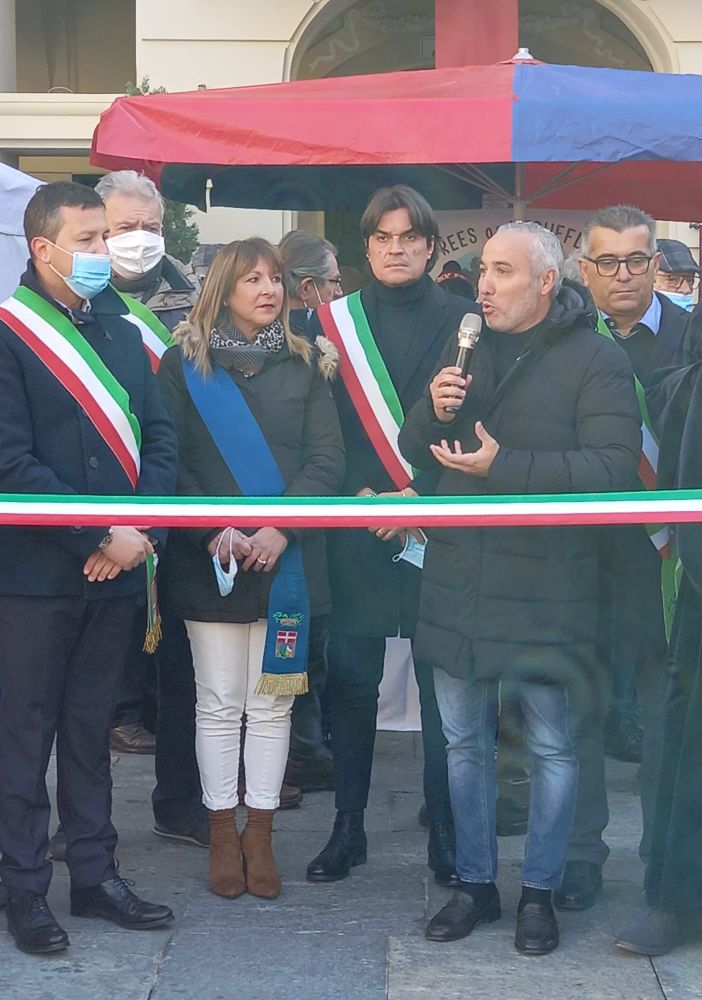 Folla a San Damiano per la Fiera del Tartufo inaugurata ieri. Oggi luna park e macchine agricole