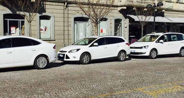 Alcuni taxi nei pressi della stazione ferroviaria di Asti