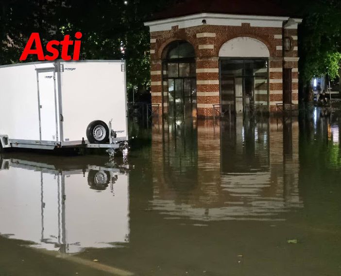Piazza Campo del Palio allagata in seguito al temporale del 24 maggio scorso