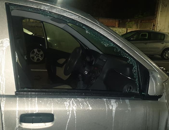 Nuovi atti vandalici, ancora presi di mira i finestrini, diverse le auto con i vetri infranti in corso Pietro Chiesa [FOTO]