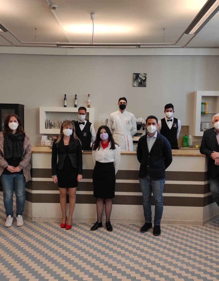Da sinistra: Davide Pertusio, la responsabile dell’Ist. Enogastronomico Irene Cravanzola, Daniela Gambino, il sindaco Daniele Basso ed il dirigente Scolastico Renato Parisio con gli allievi