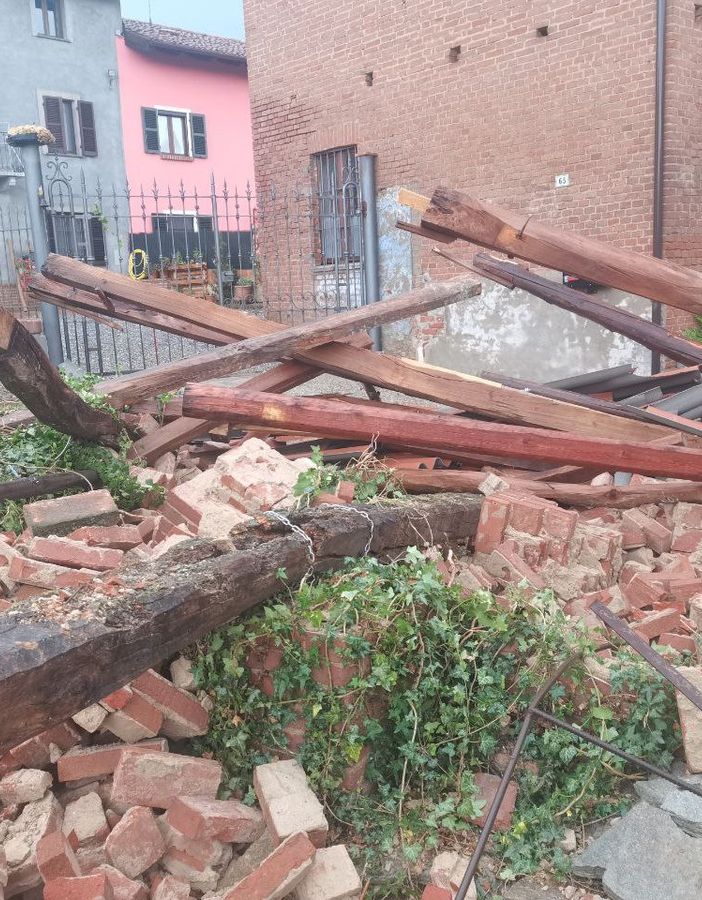 Tegole e calcinacci crollati a Tonco (Foto Fabio Trinchero, canale Telegram Dati meteo Asti)