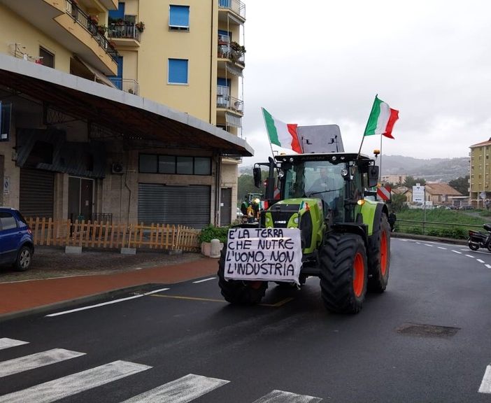 La protesta dei trattori ad Imperia in occasione del Festival di Sanremo