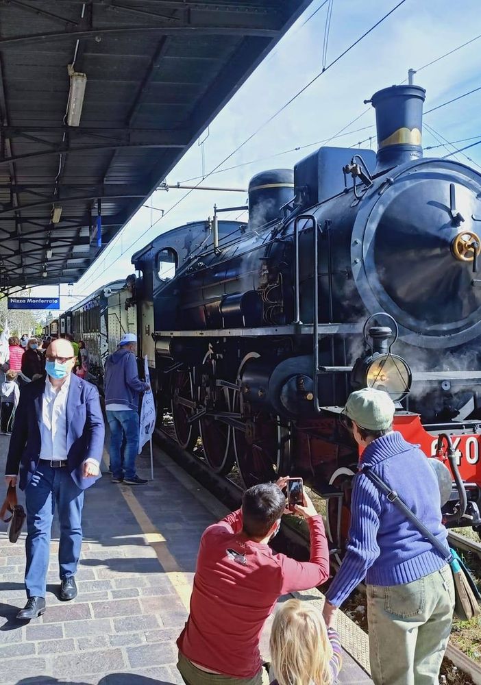 L'arrivo del treno storico a Nizza, tante le persone accorse per vederlo