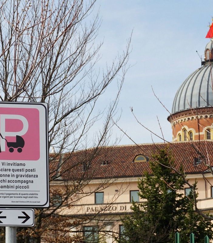 Il tribunale di Asti con i nuovi parcheggi rosa