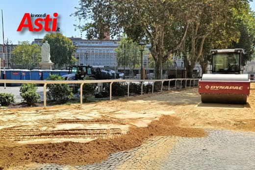 Nelle immagini di oggi e dei giorni scorsi, in piazza Alfieri prende forma poco alla volta il Catino del Palio (Merphefoto)