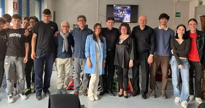 Il trio Sara con gli studenti dell'Artom