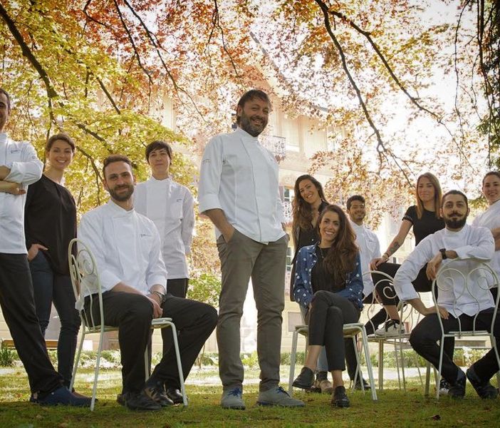 Ugo Alciati con lo staff del ristorante Da Guido di Tenuta Fontanafredda a Serralunga d'Alba (Fb)