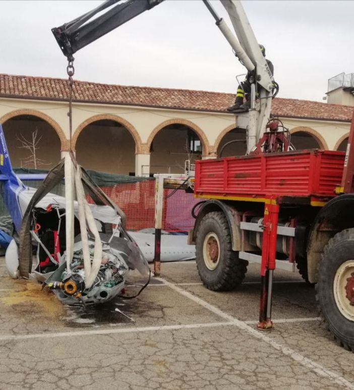 A Moncalvo si lavora per rimuovere l'ultraleggero precipitato in piazza  sabato scorso