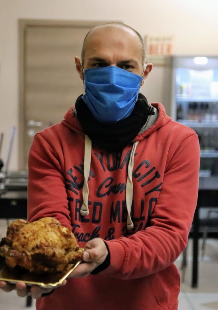 Asti, Universo Pollo, il titolare Daniele Freilino, mostra, sconsolato, il pollo