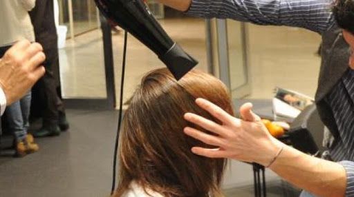&quot;Parrucchieri ed estetiste abusivi in casa propria o dei clienti&quot;. È l'altra faccia del Covid-19