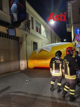 Aizza il suo cane contro una donna ivoriana. Poi sale su cornicione