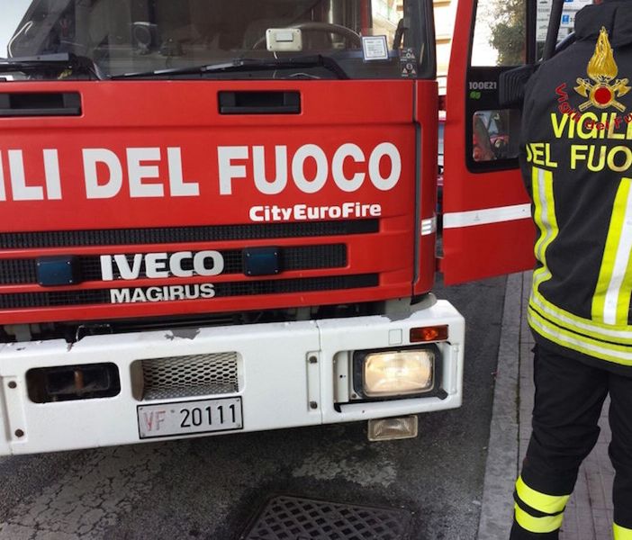 Incidente stradale a Bubbio. I vigili del fuoco estraggono una persona dall'auto finita fuori strada