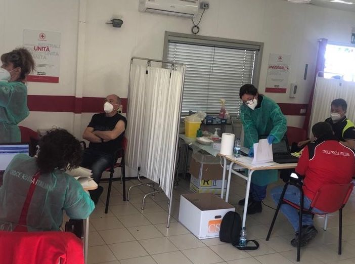Vaccinazioni in uno dei centri della Protezione Civile