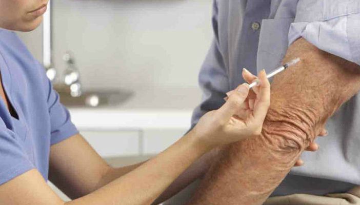 &quot;È giusto annullare il vaccino agli over80 per la sospensione di Astra Zeneca?&quot;. I dubbi di una figlia in ansia