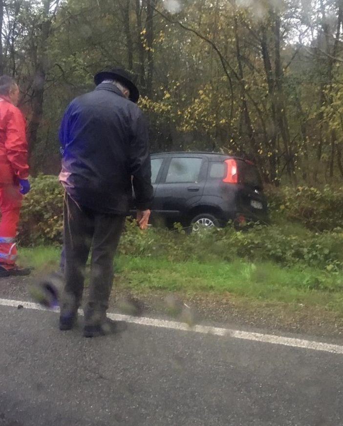 Incidenti nell'Astigiano. Auto esce fuori strada a Valmanera. Tra Dusino e Villafranca un uomo resta incastrato nella sua auto