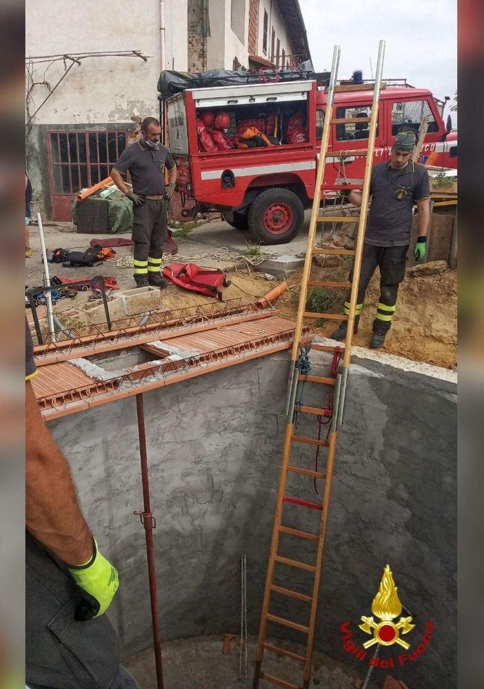 Tigliole, cade in una cisterna profonda tre metri. Salvato dai vigili del fuoco