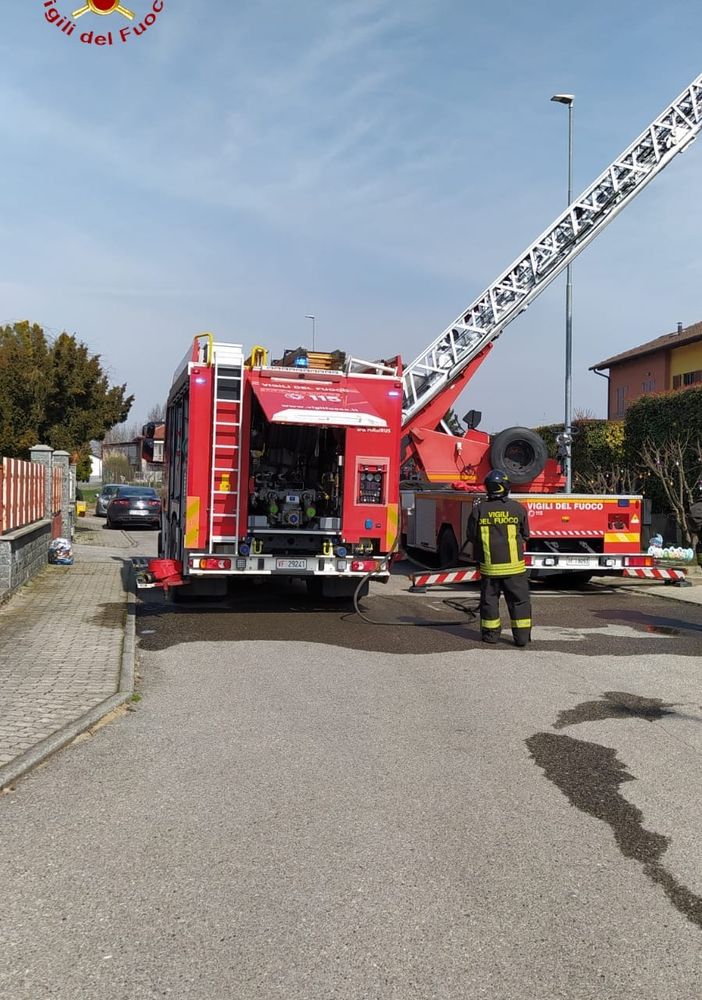 Incendio tetto in via Bigliani, coinvolte due famiglie, lesionata una parte del tetto