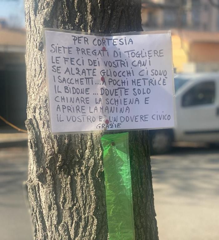 In via Bosio, ad Asti, gli alberi sono &quot;tappezzati&quot; con sacchettini per raccogliere le deiezioni animali