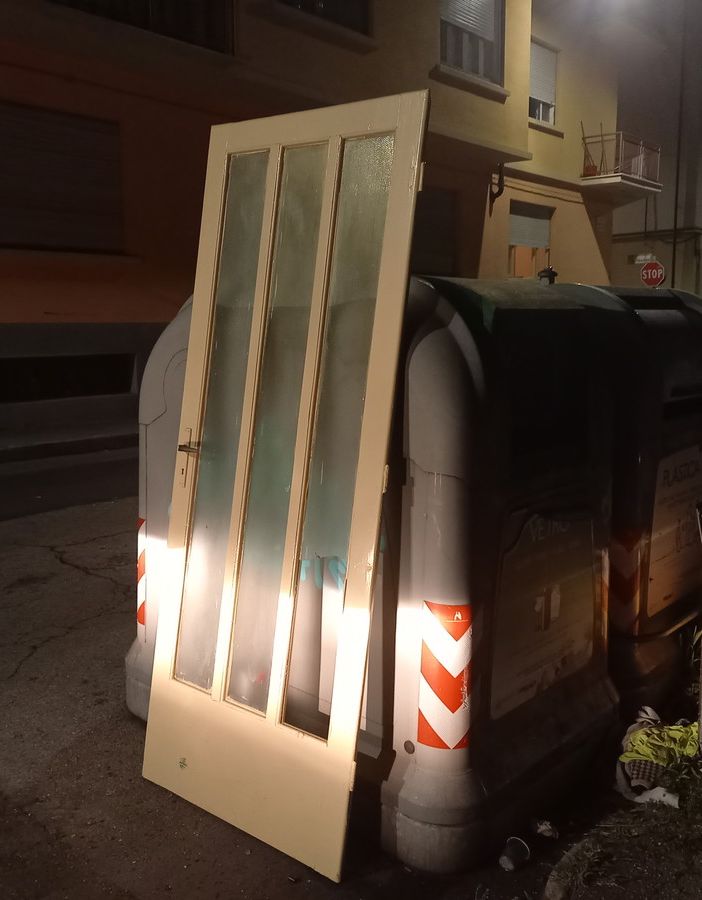Una scena di incuria in via Catalani ad Asti (foto di repertorio)