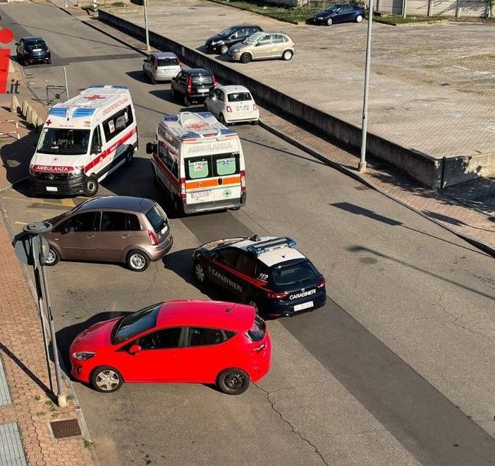 Pregiudicato ubriaco tenta di entrare a forza in casa della nonna. Ricoverato in ospedale