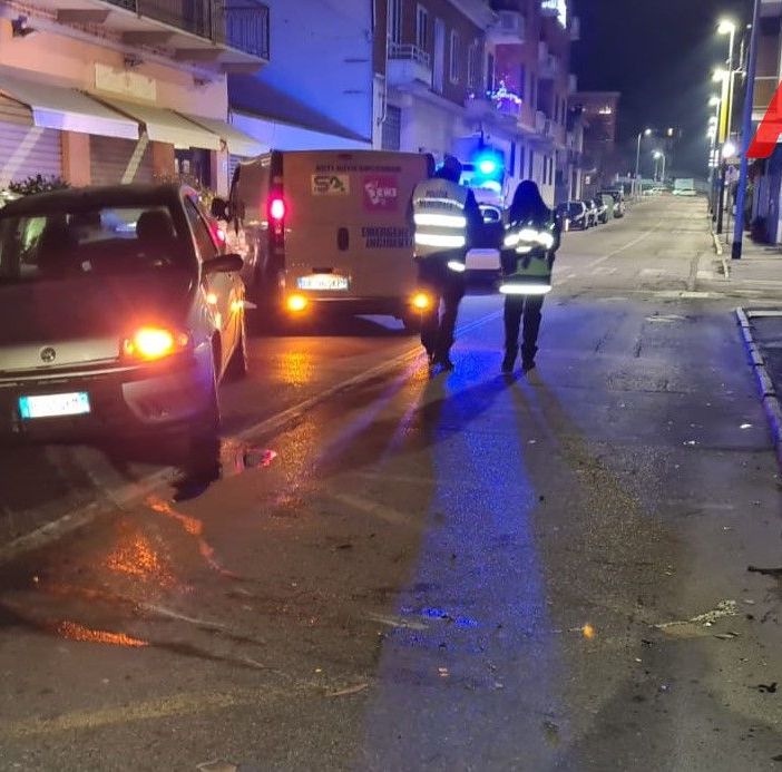Perde il controllo dell'auto e urta violentemente un palo della luce