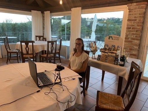 Arianna Viberti, titolare del ristorante Mongalletto di Castellinaldo, durante l'incontro organizzato da Bottega dell'Alpe