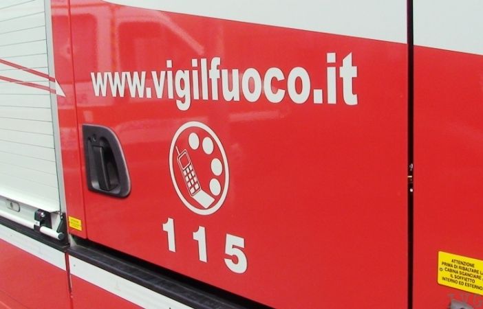 Asti: i Vigili del Fuoco aiutano una signora disabile a recuperare gli occhiali finiti in un tombino