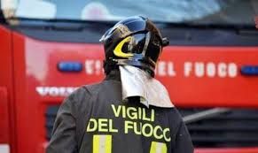 Non vedono il vicino e allertano vigili del fuoco e forze dell'ordine ma l'uomo era in casa e in salute