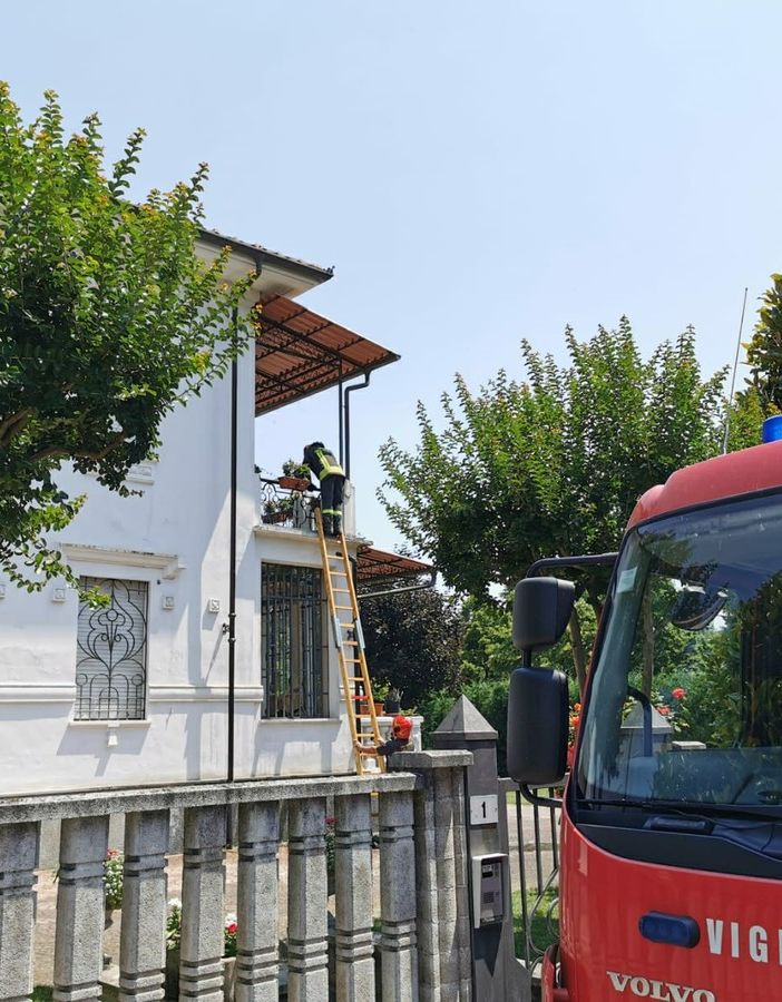 Asti, mattinata intensa per i vigili del fuoco in via Nogaro e in via Visconti [FOTO]