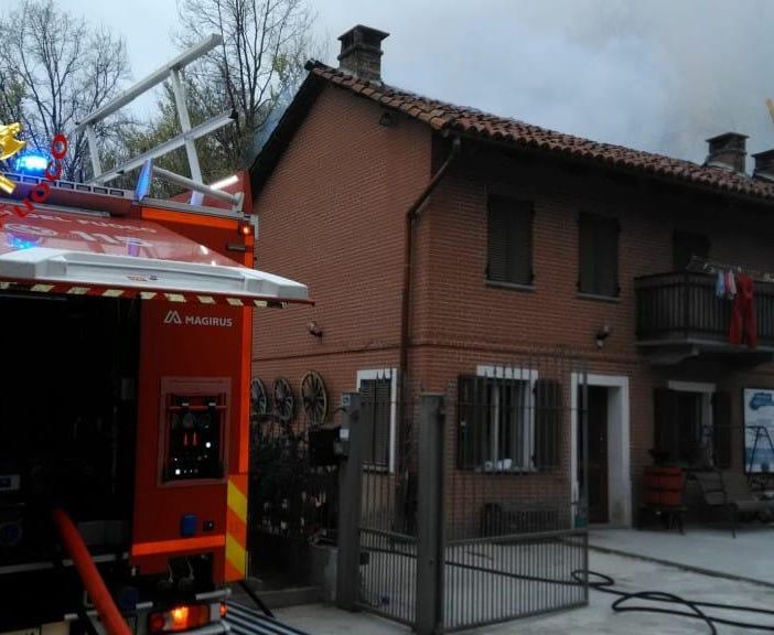 Incendio tetto in un'abitazione di Monale, al lavoro i pompieri di Asti e Canelli
