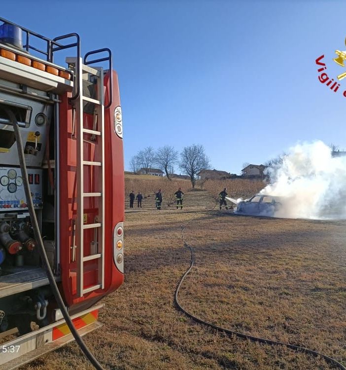 Ancora un incendio auto nell'Astigiano. Macchina parcheggiata in un campo prende fuoco