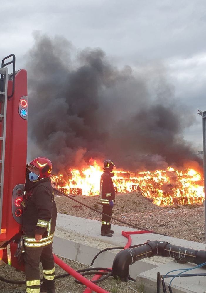 Incendio alla discarica Gaia di Cerro Tanaro. Sul posto i vigili del fuoco di Asti e Nizza