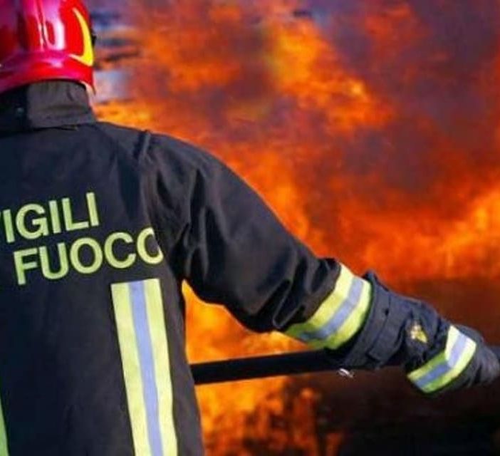 Danno fuoco all'autovelox bruciando copertoni