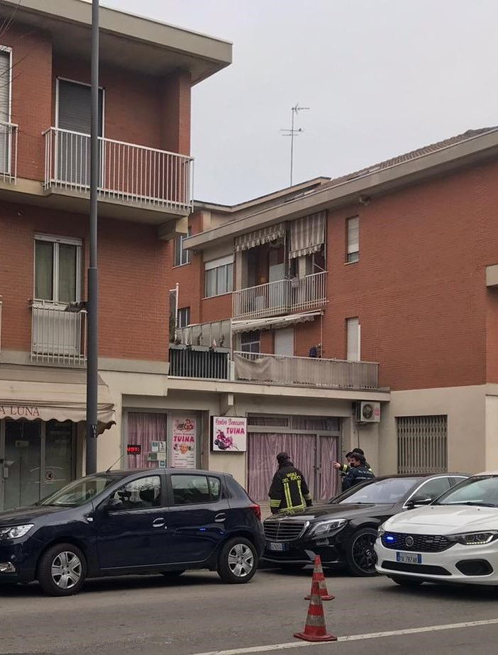 Traffico rallentato in corso Venezia per una caduta calcinacci. Area transennata per sicurezza