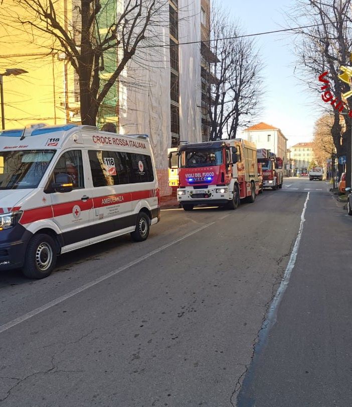 Cade in casa, in aiuto arrivano i vigili del fuoco in supporto al 118