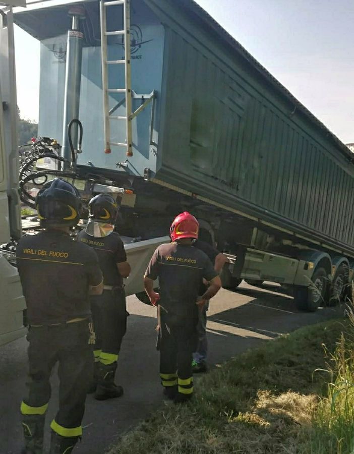 Ferrere, autoarticolato finisce fuori strada a causa del suo carico, una bobina in acciaio di 15 tonnellate