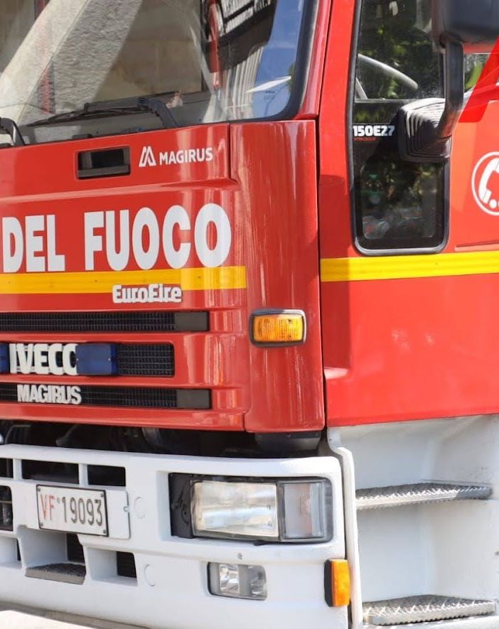 I vigili del fuoco liberano una bimba chiusa in macchina a Montegrosso