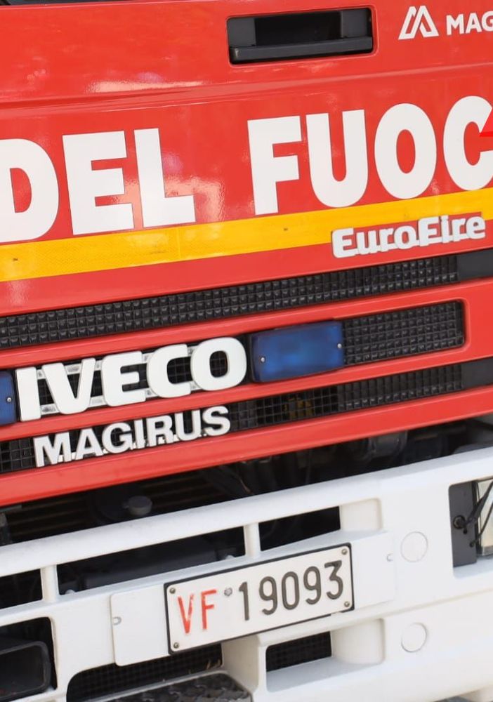 Dà fuoco al portico della sua casa, il pronto intervento dei pompieri scongiura il peggio